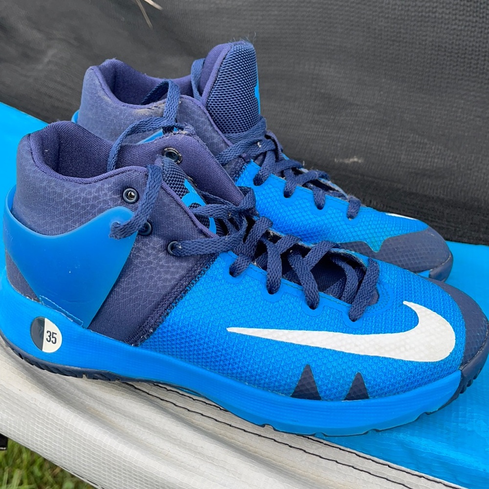 Boys size 3Y Nike shoes